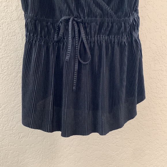 Abercrombie & Fitch Black Vneck tank top - Picture 4 of 7